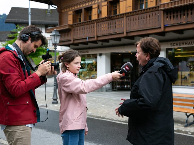 Eine Schülerin streckt der Architektin ein SRF Kids Mikrofon hin.