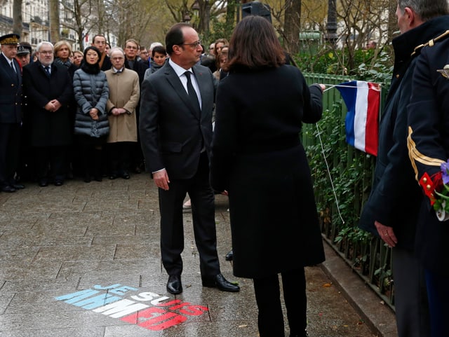 Holland und Hidalgo legen eine Kranz am Boulevard Richard-Lenoir nieder.