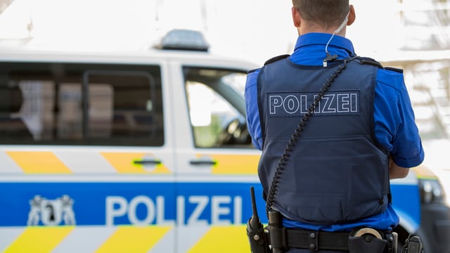 Basler Polizeiauto und Basler Polizist.