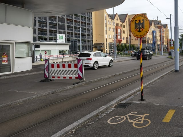 Autos fahren über Grenzübergang.