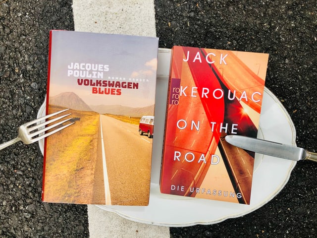 «Volkswagen Blues» von Jacques Poulin und «On the Road» von Jack Kerouac auf einer weissen Porzellan-Platte