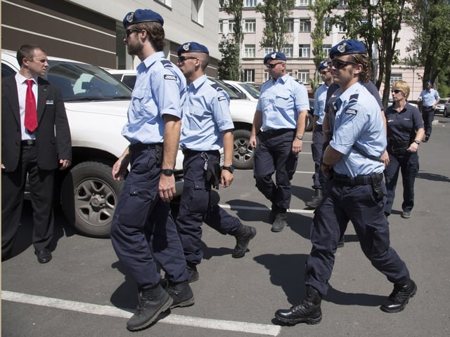 Niederländische Militärpolizisten ohne Waffen kommen in der ukrainischen Stadt Charkow an. 