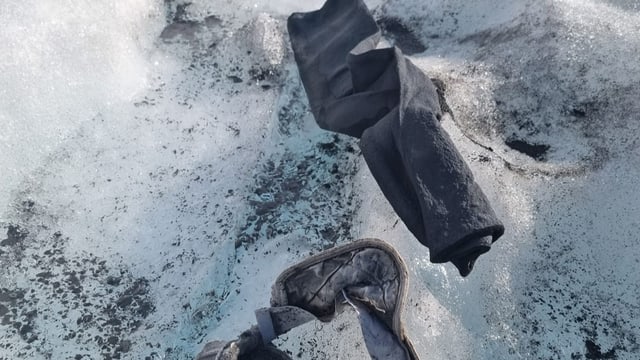 Teile eines abgestürzten Flugzeuges auf dem Aletschgletscher