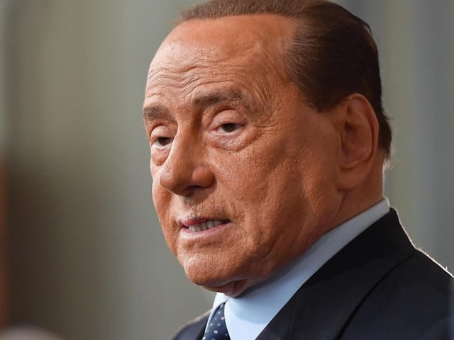 Ein Bild von Silvio Berlusconi, seitlich fotografiert.