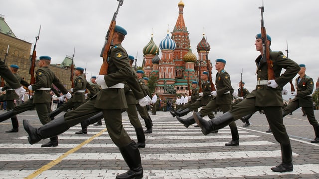 Russische Soldaten vor dem Kreml.