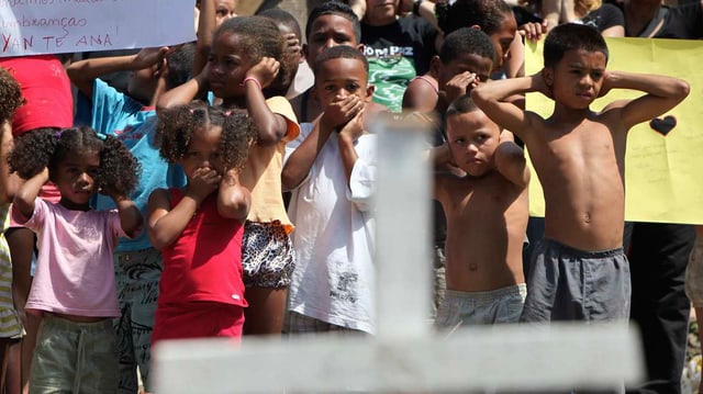 Brasilianische Kinder halten sich als Protest die Ohren zu 