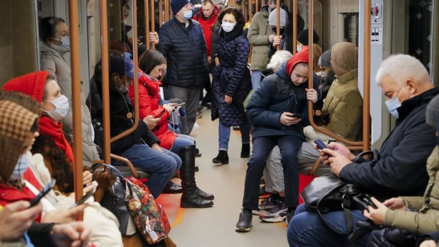 Russinnen und Russen in der U-Bahn.