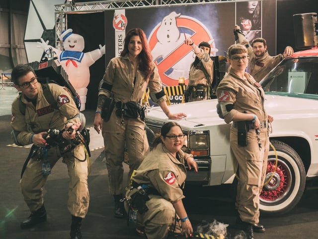 Ghostbusters stehen um ihr Auto