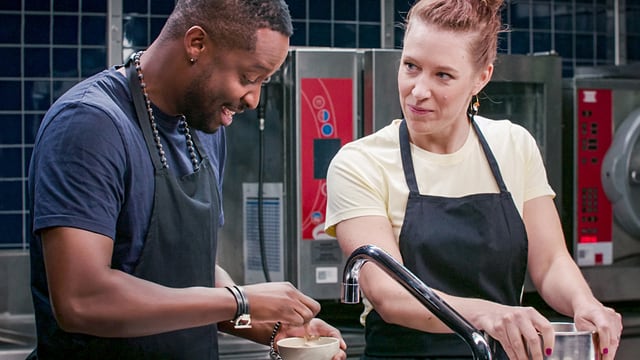 Charles Nguela und Nicole Freudiger bei der Zubereitung der Beignets