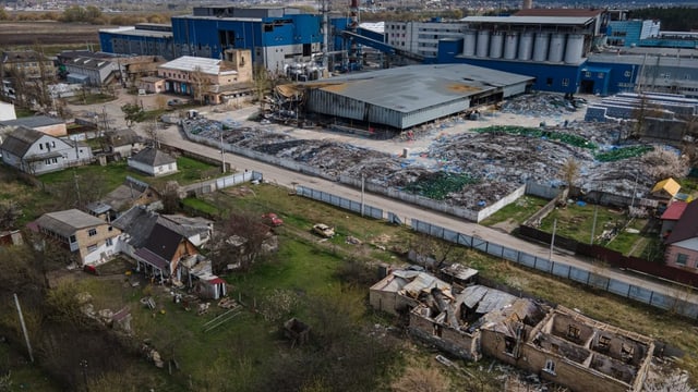 Fabrikhalle liegt in Trümmern