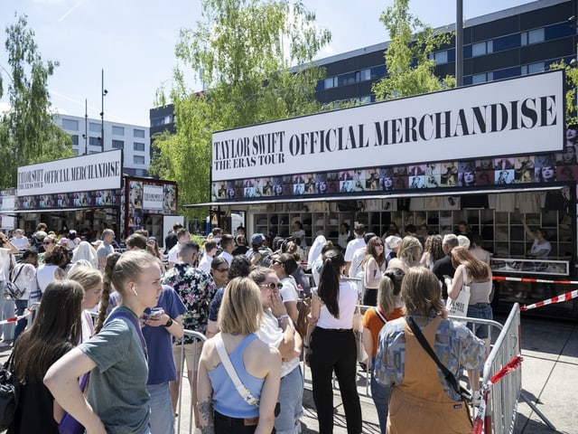 Menschenmenge vor Merchandise-Ständen in Zürich.