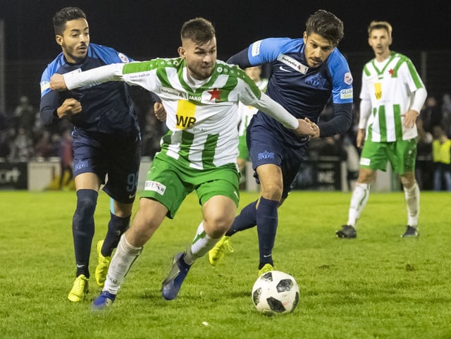 Argjend Gashi behauptet sich im Cup-Achtelfinal 2018 gegen Salim Khelifi und Roberto Rodriguez.