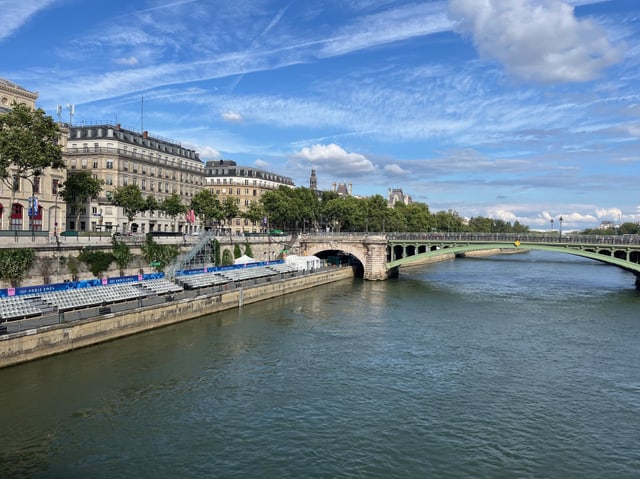 Der Schiffsverkehr auf der Seine wurde eingestellt.