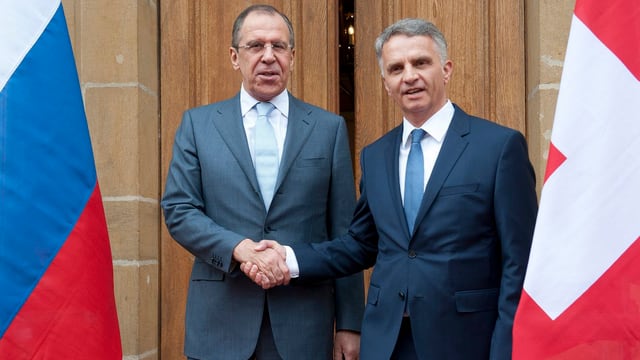 Russlands Aussenminister Lawrow und Bundesrat Burkhalter schütteln sich die Hand.