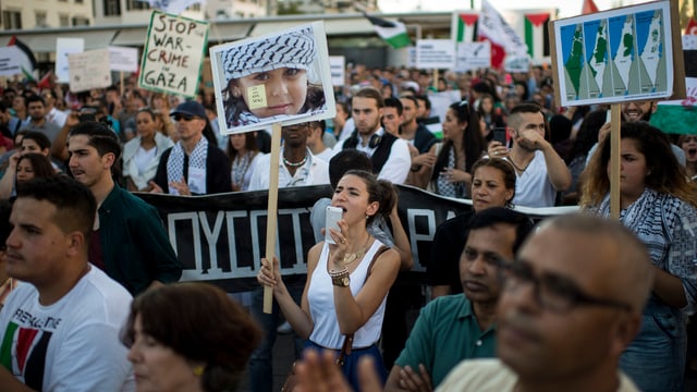 Menschen auf der Strasse, demonstrierend gegen Beschuss von Gaza.