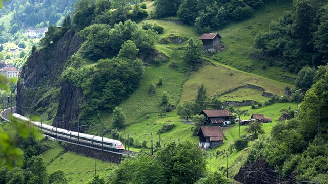 Ein Zug, der durch die Landschaft fährt.