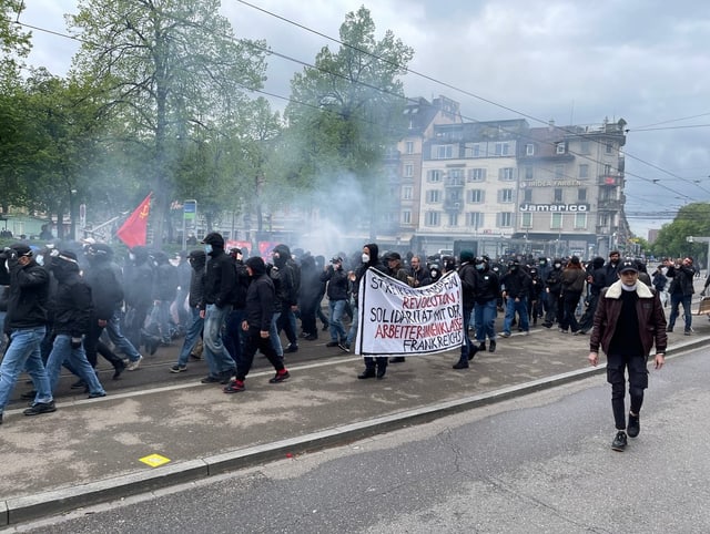 Personen mit Transparenten auf der Strasse