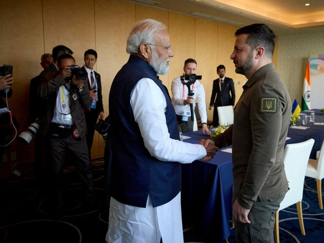 Selenski und Modi schütteln sich die Hand.