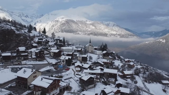 Verschneite oberwalliser Gemeinde Zeneggen