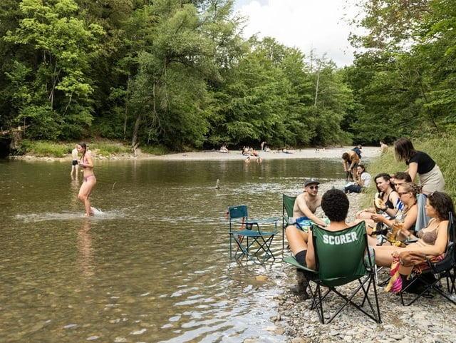 Menschen chillen und baden an der Sitter