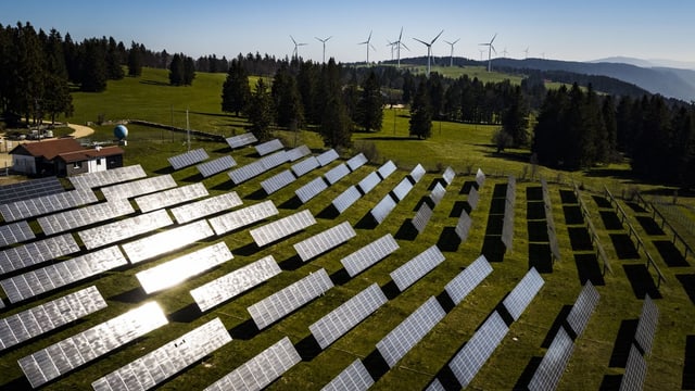 Windräder und Solarmodule in Saint-Imier BE