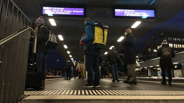 Menschen auf dem Perron am Bahnhof Altstetten.