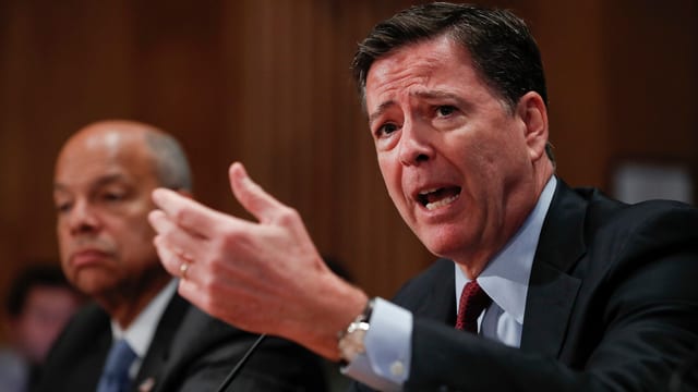 FBI-Direktor Comey redet aufgeregt an einer Medienkonferenz. 