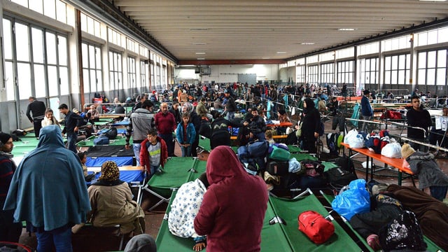 Flüchtlinge in einer Halle