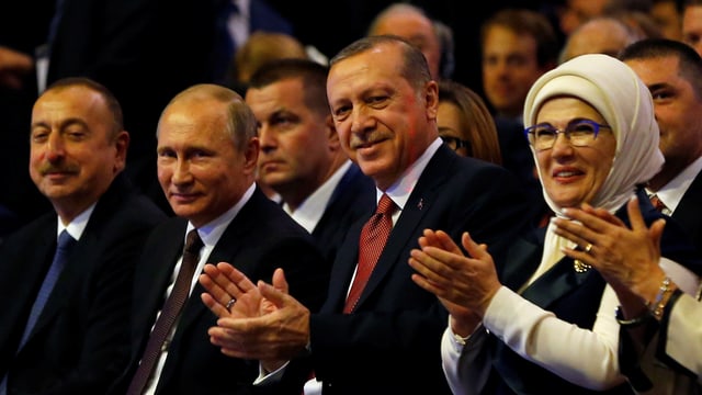 Präsident Wladimir Putin (2. von links) und Präsident Tayyip Erdogan am Welt-Energie-Kongress in Istanbul. (reuters)