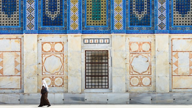 Eine Frau vor einer Moschee