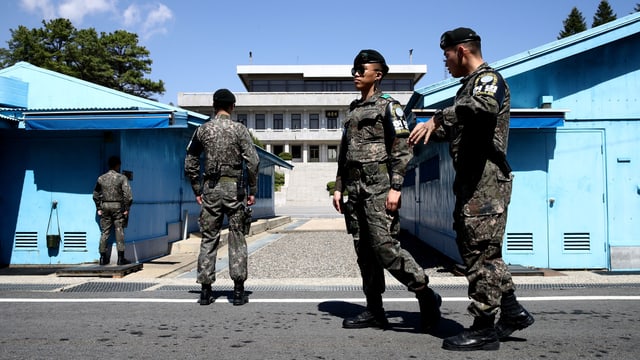 Soldaten stehen vor den Verhandlungs-Baracken in Panmunjom.