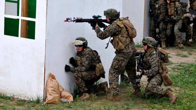 Ein US- und ein Litauischer Soldat demonstrieren ihr Fähigkeiten im Häuserkampf.