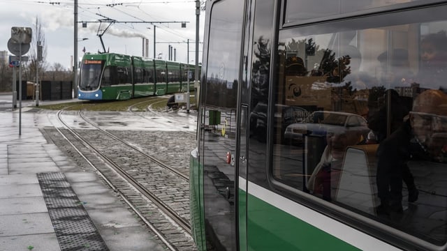 Zwei Trams der Nummer 3 kreuzen sich 