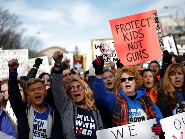 Demonstranten mit dem Transparent «protect Kids not Guns»