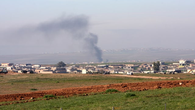 Rauch steigt aus einem Dorf auf vor Mossul