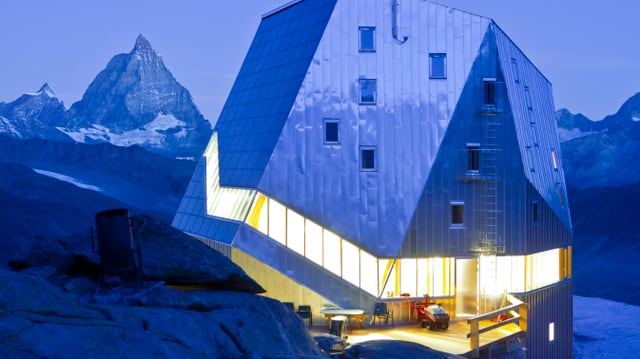 Die Monte Rosa Hütte in einer kargen Landschaft aus Eis und Stein.