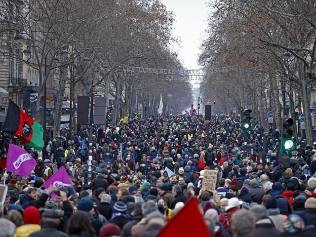 Tausende Menschen sind in einer endlos scheinenden Strasse zu sehen.