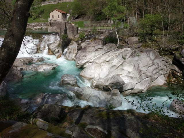 Blick von der Höhe aus auf den Fluss.