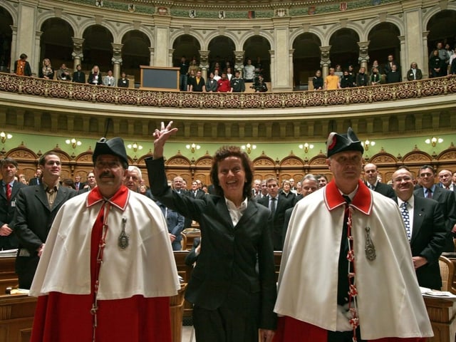 Eveline Widmer-Schlumpf bei ihrer Vereidigung. Flankiert von zwei Weibeln.