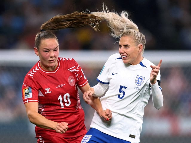 Zwei Fussballerinnen während eines Matches.