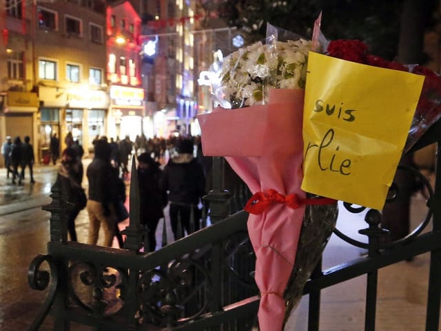 Blumen an einem Geländer in Istanbul