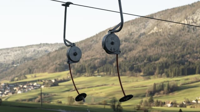 Zwei Tellerlifte, hinten ist es grün.