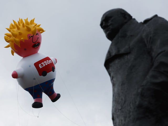 Johnson-Puppe vor Churchill_Denkmal