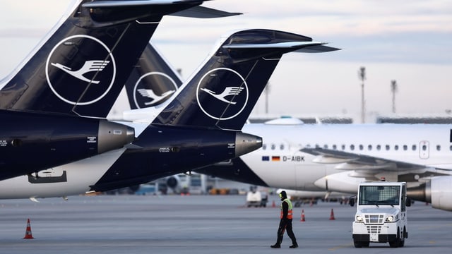 Flugzeuge der Lufthansa stehen auf dem Boden. 