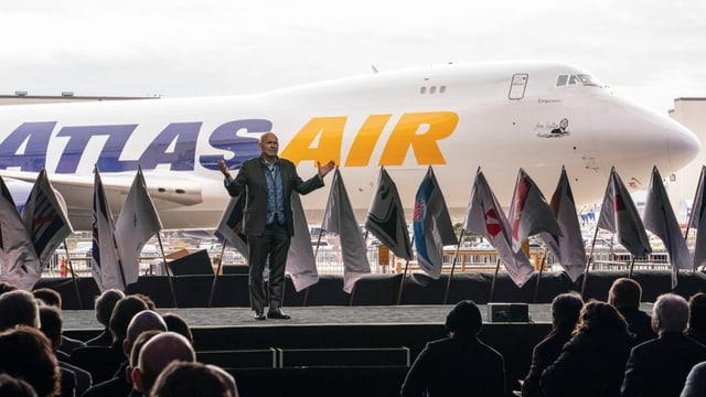 Dave Calhoun, Boeing-CEO, spricht bei der Zeremonie vor dem letzten ausgelieferten Exemplar der Boeing 747. 