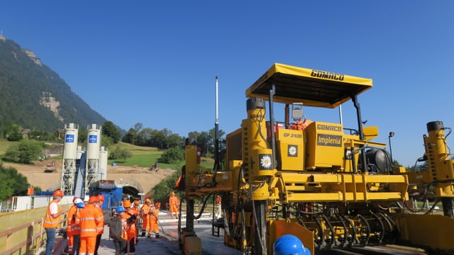 Baumaschine und Zuschauer