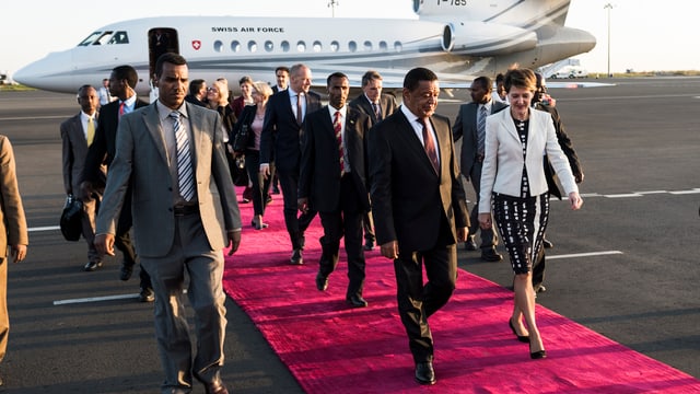 Bundespräsidentin Simonetta Sommaruga und Äthiopiens Präsident Mulatu Teshome auf dem roten Teppich.