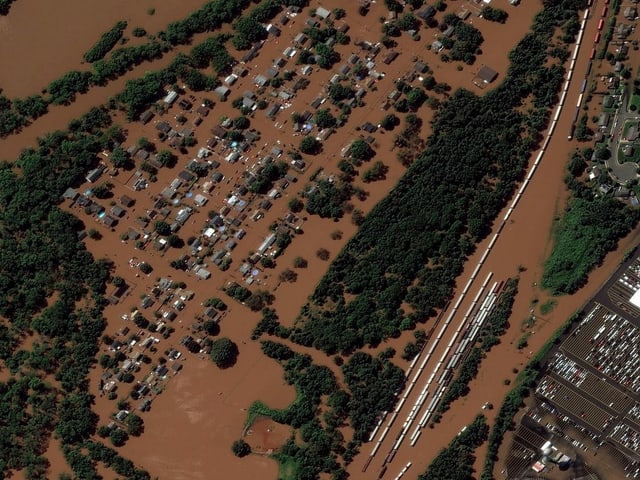 In Manville, New Jersey, stehen eine Eisenbahnlinie und Häuser nach den sintflutartigen Regenfällen unter Wasser.