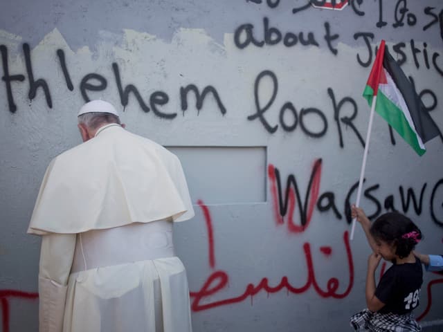 Papst Franziskus an der Trennmauer.