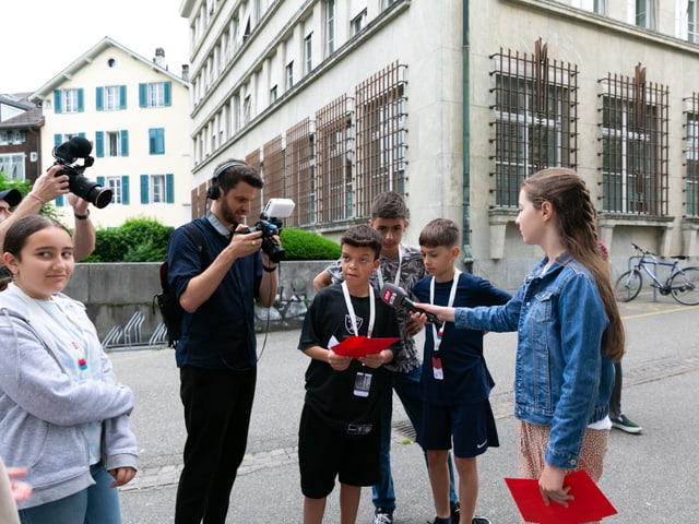 Gabriel (13) schaut sich ein Rätsel an und wird gefilmt.